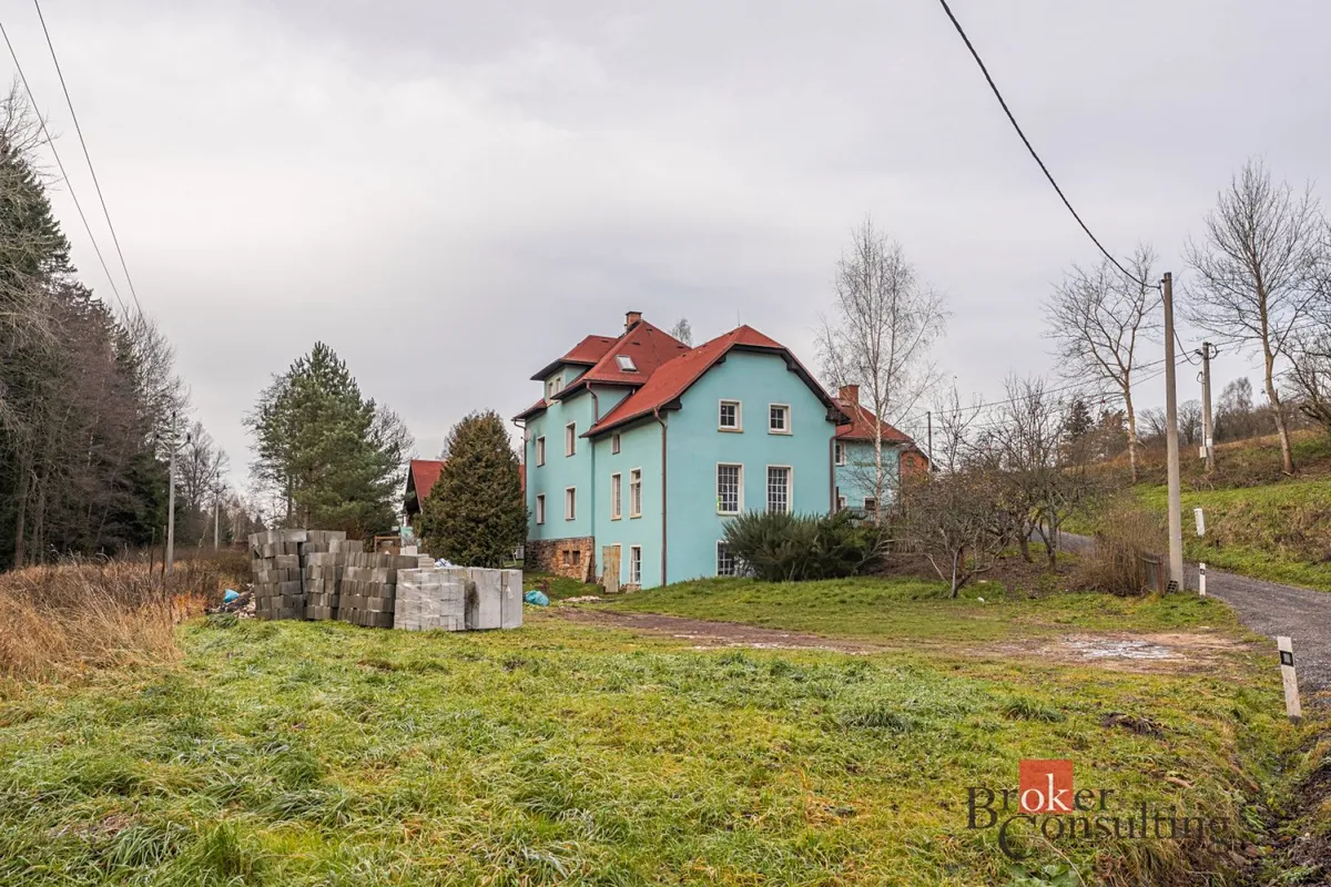 Prodej rodinného domu 700 m², pozemek 1699 m²